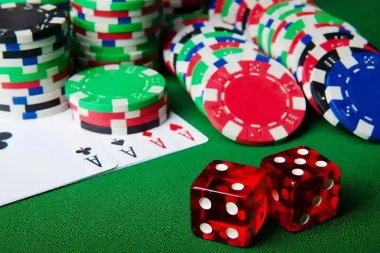 Dealer pasar123 berinteraksi dengan pemain melalui obrolan langsung meja live